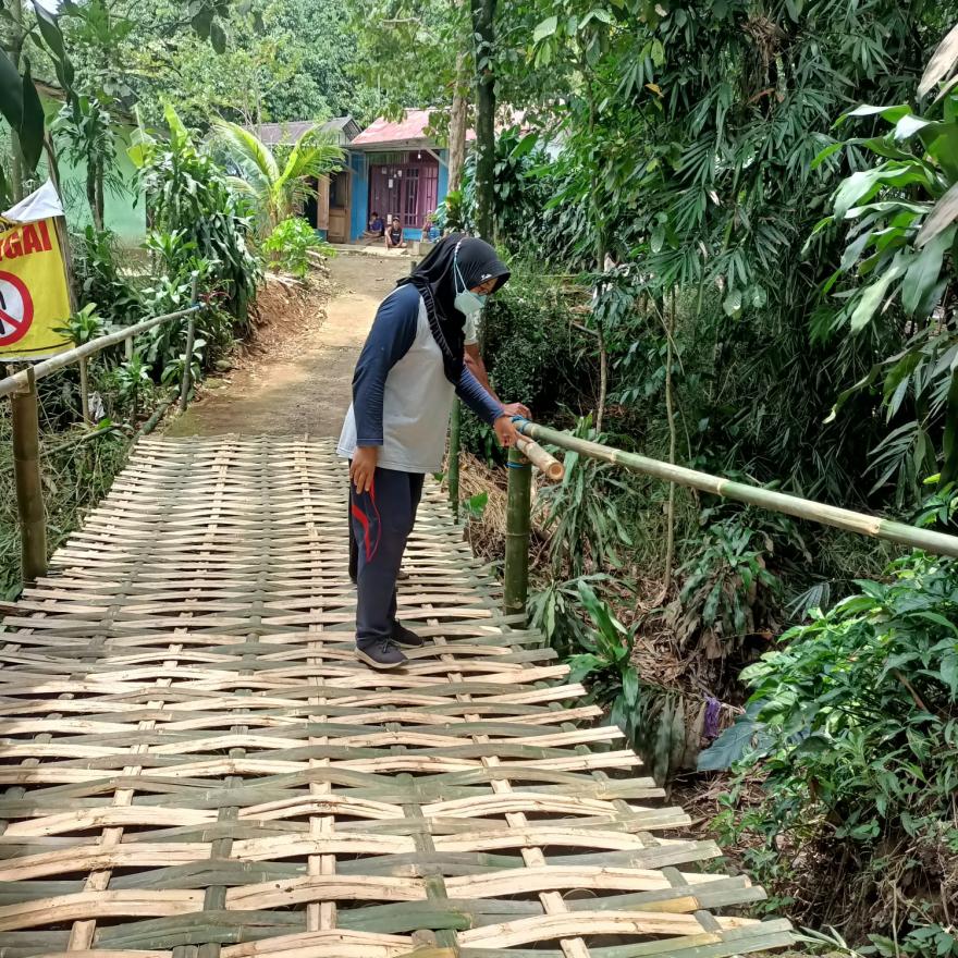 Kerja Bakti Lingkungan Desa Membangun Jembatan Bambu Sementara Rt 05,06/02 ke Dusun Kaliwangi Bojong